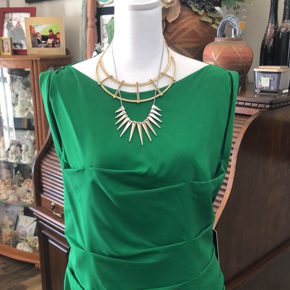 Express Sheath Dress Boldly in Green - Picture 2 of 16
